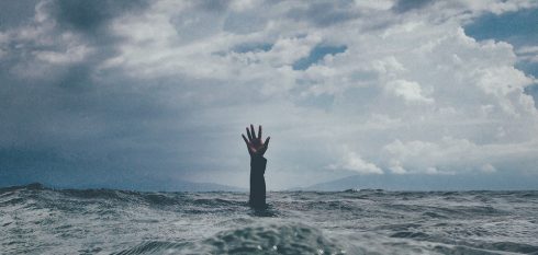 hand in water
